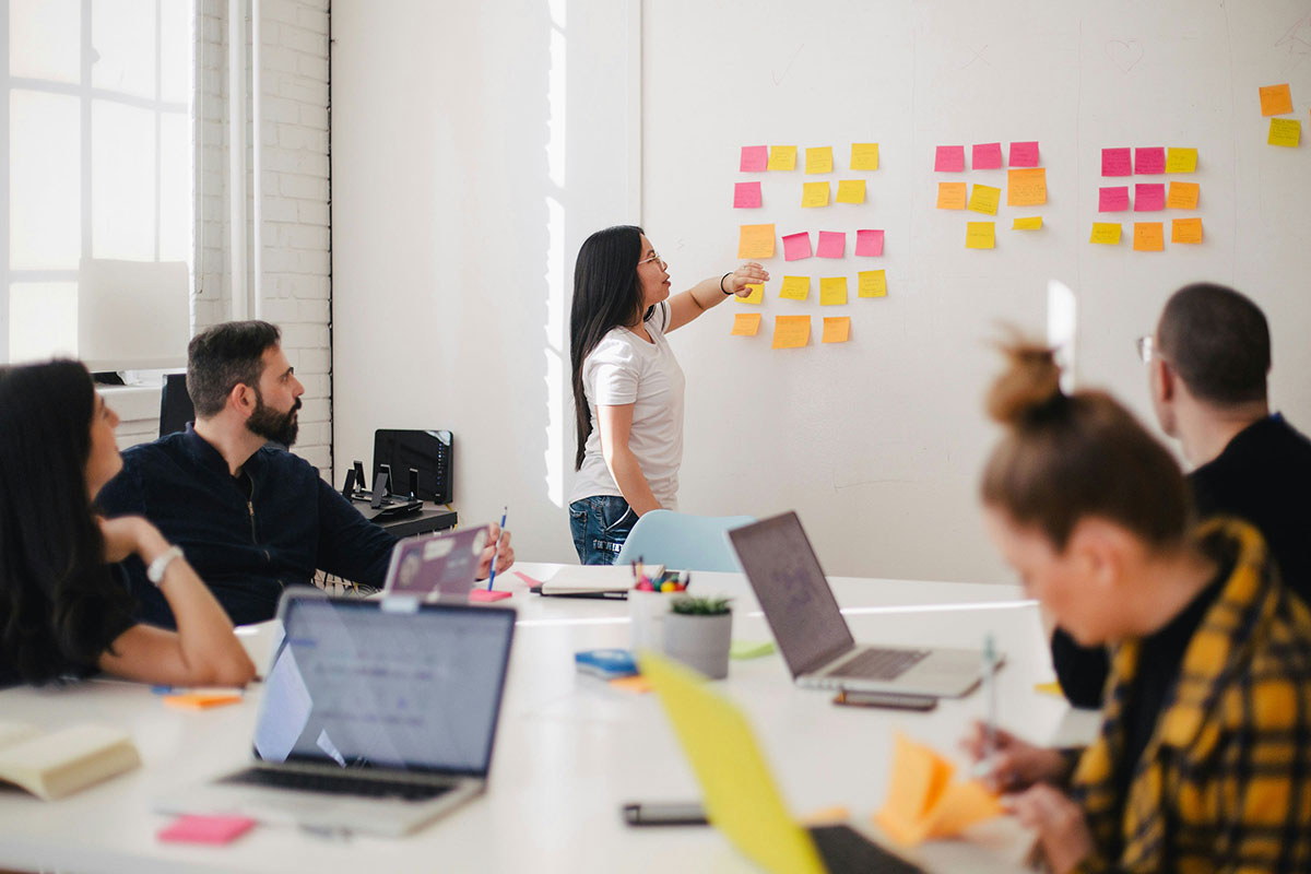 Groupe de personnes qui travaillent sur les repères avec des post-its