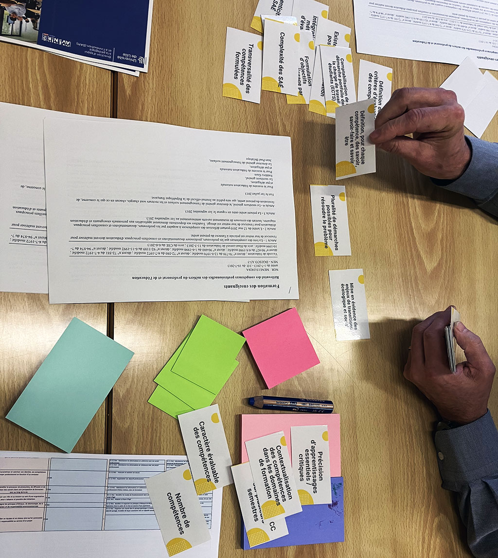 Une personne travaille avec des cartes de repères au sein d'un groupe